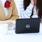 ノートパソコンでネットショップをしている女性